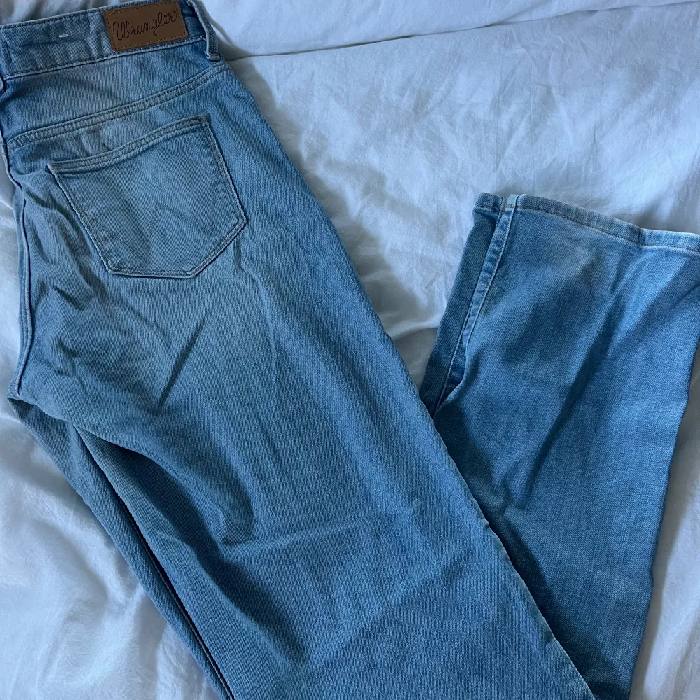 Säljer dessa jeans då de inte kommer till användning tråkigt nog, inget fel på byxorna!. Jeans & Byxor.