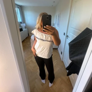 One shoulder topp - Söt one shoulder topp som även går att ha off shoulder! Den är köpt på Sellpy men är ifrån märket J.CREW. Bra skick. ☺️