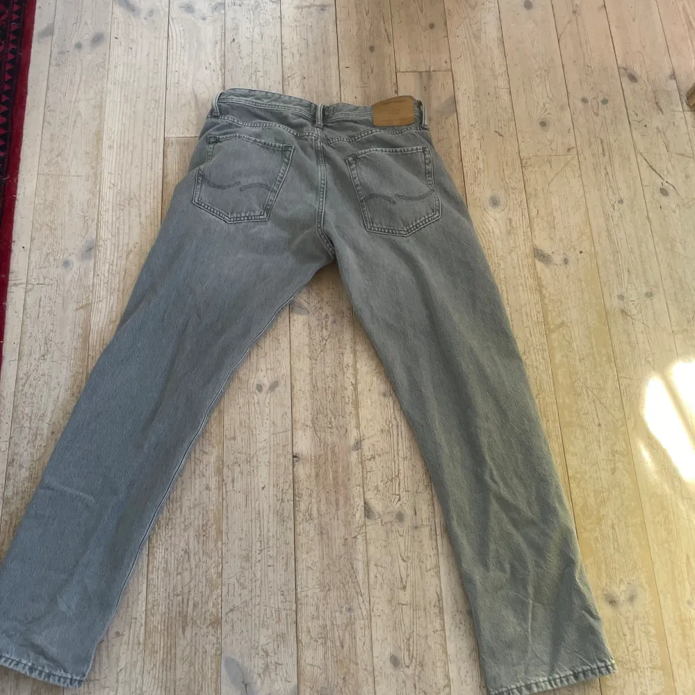 As feta men Basic loose chris jeans från Jack o Jones  Använd va 3 ggr 33 w 34 L. Jeans & Byxor.