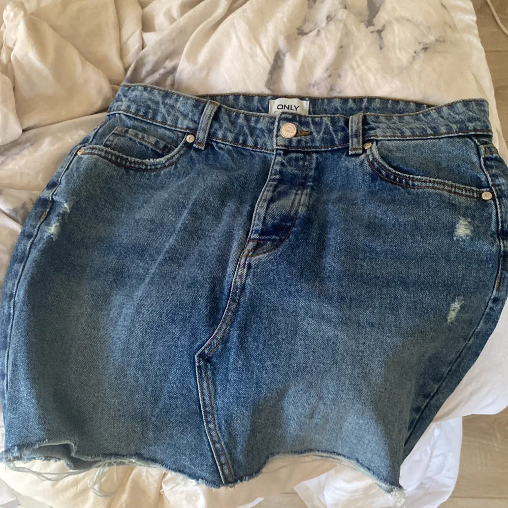 Köpt  på vinted, märket är Only i storlek 40. Säljer då den var för liten på mig som vanligtvis när 40-42 i jeans❤️ skriv privat för fler bilder samt mått🤩. Kjolar.