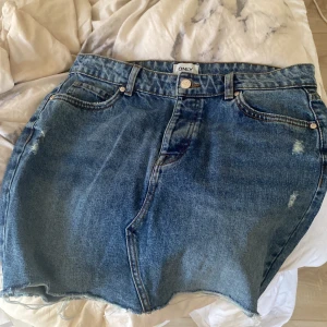 Jeanskjol - Köpt  på vinted, märket är Only i storlek 40. Säljer då den var för liten på mig som vanligtvis när 40-42 i jeans❤️ skriv privat för fler bilder samt mått🤩