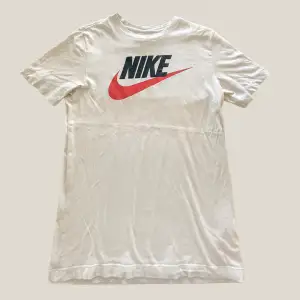 Säljer den här tvär sköna Nike tröjan för billigt pris ✅. Sparsamt andvänd skick. Priset går att diskutera vid snabbaffär