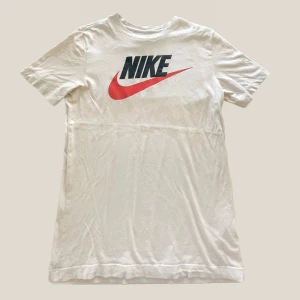 Nike tee • beige/white • S - Säljer den här tvär sköna Nike tröjan för billigt pris ✅. Sparsamt andvänd skick. Priset går att diskutera vid snabbaffär