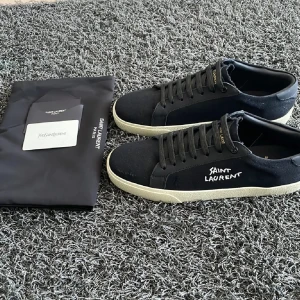 Saint Laurent skor - Tja säljer nu dessa feta saint Laurent skor i 9,5/10 skick. Nypris runt 7000kr! Dustbag, box, allt på bilden medföljer! Bara att fråga vid eventuella funderingar mvh