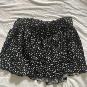 Kjol - Söt kjol från gina young i storlek 145/152, blir som en xs🥰