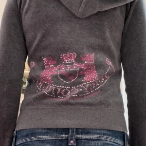 Juicy couture zip-up - Jätte gullig grå juicy zipup, den har rosa detaljer med diamanter på baksidan. Några diamanter saknas men det märks inte så mycket. Skriv om ni undrar något💗