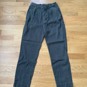 A Days March byxor  - A Days March tencel byxor Storlek 44  100% tencel och passar perfekt till sommaren! Nypris ca 1400kr  Sparsamt använda, inköptes 1 år sedan & har legat i garderoben sen dess