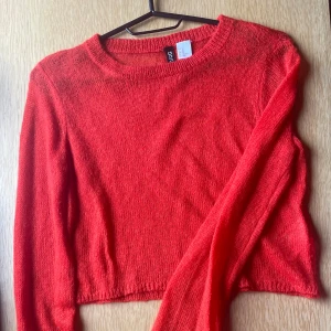Röd croppad tröja - Tunn stickad och croppad röd tröja, skön och fin🌸