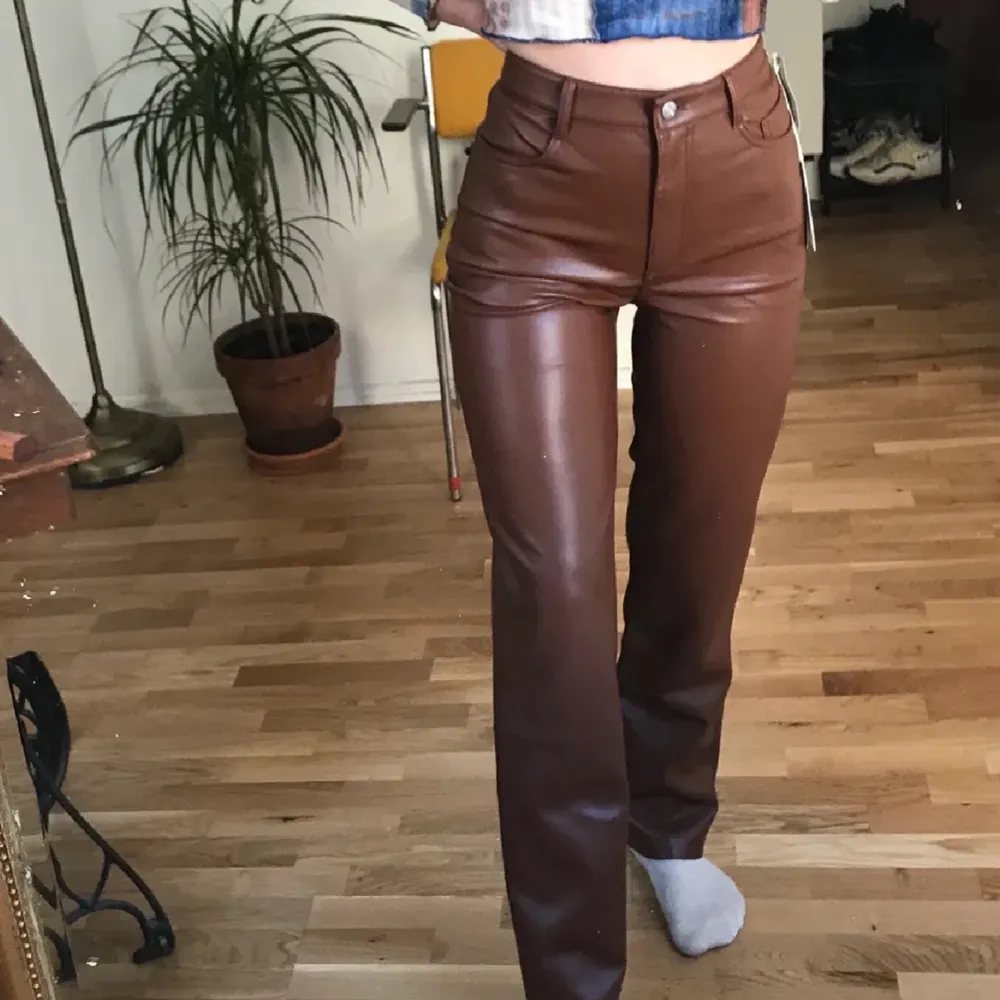 Aritzia Melina Pant, strl 4. Endast testade. Veganskt läder.   Jag är 169 cm, har strl 36/S och 24-26 i jeans, byxorna passar mig bra utöver lite för stora i midjan. Stretchiga.  Nypris $148, säljer för 500:- + frakt. . Jeans & Byxor.