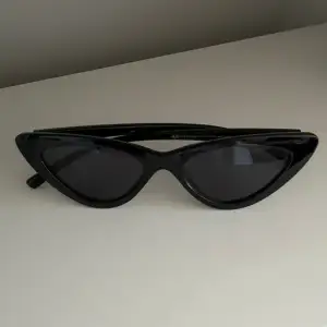 Ett par svarta solglasögon från H&M 💘💘