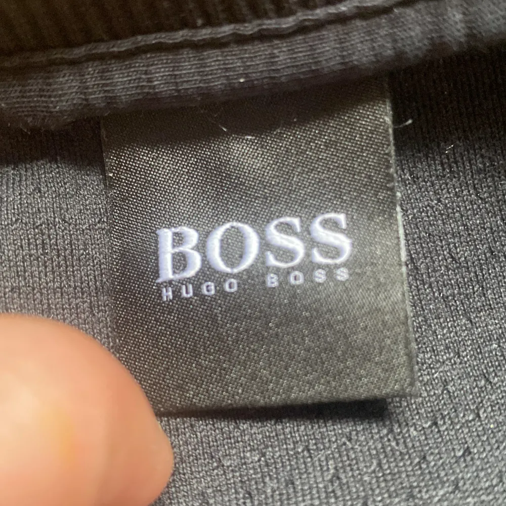 Säljer nu min Hugo boss tröja då den aldrig kom till andvänding och är för liten för mig. Det finns inga skador o den ser ut som ny.  Ny pris 1300kr . Tröjor & Koftor.