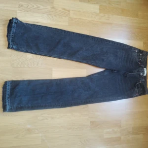 Jeans - Säljer dessa jeans i storlek 34 från Zara. De är i riktigt bra skick och jag säljer dom för att de inte passar mig längre. Det finns inga fläckar på plagget.