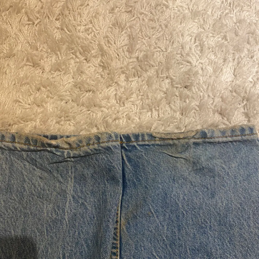 Blåa raka midrise jeans från Gina Tricot i storlek 32. De är sparsamt använda trots det finns slitningar längst ner på byxbenen då de är för långa för mig, jag har även försökt sy om de därav ritat lite på insidan men inget som syns utifrån! . Jeans & Byxor.