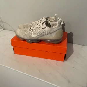 Skor Nike vapormax - Säljer mina Nike vapormax som är sparsamt använda och är i gott skick. Storlek 43 men passar 42-43.   