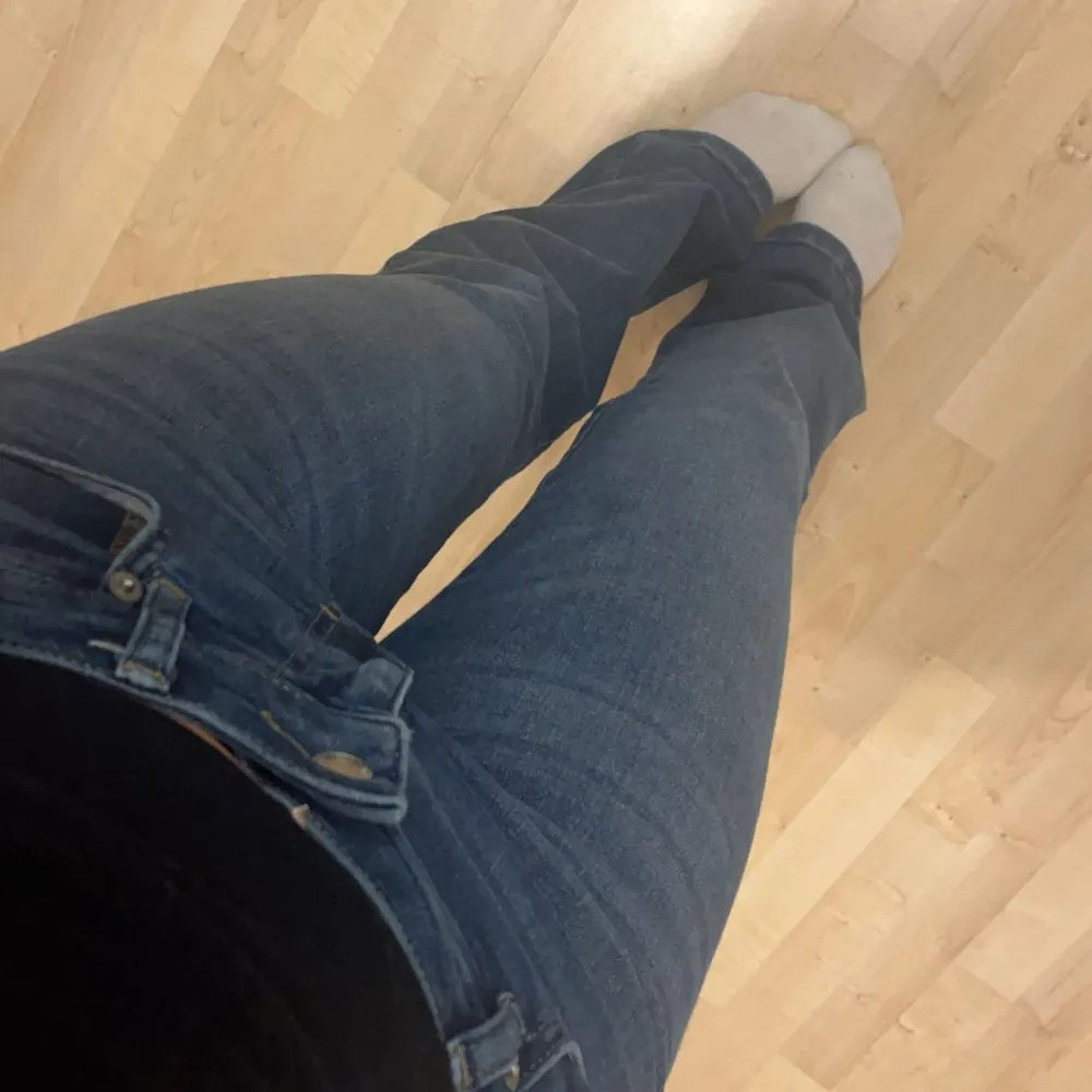 Säljer dessa fina jeans ifrån lager 157. Dom är lite slitna nertill pågrund av att dom är lite för långa för mig. Jag är 166 cm för referens 💕. Jeans & Byxor.