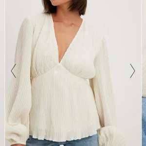 Vit plus - Fin vit plisserad blus med ballongärm från nakd, inte använd många gånger!