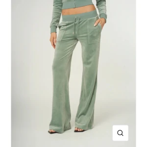 Juicy couture byxor - Jätte snygga och nästan helt oanvända juicy byxor som jag nu säljer. Snöret har åkt ut men ni får med det i paketet. Orginalpriset är 1200