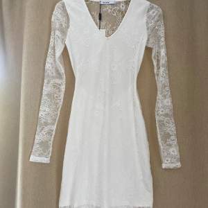 Säljer denna superfina vits spetsklänning då den alldrig kommer till användning. Använd endast en gång, perfekt till studenten! 