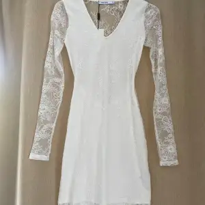 Säljer denna superfina vits spetsklänning då den alldrig kommer till användning. Använd endast en gång, perfekt till studenten! 