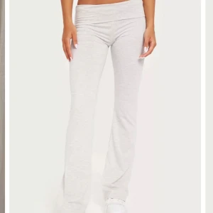 Ljusgrå yoga pants - Säljer dessa ljusgråa yogapantsen från Nelly i storlek xxs då dem ej används❤️ hyfsat nya och knappt använda❤️ passar mig som är 169 perfekt i längden