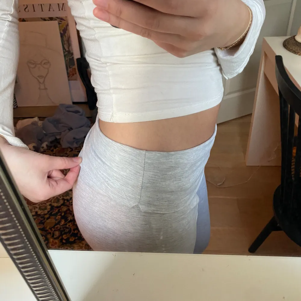 Säljer dessa yoga pants från Nelly som är nästan oanvända liten defekt på sidan annars som nya😇. Jeans & Byxor.