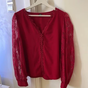 Mörkröd fin blus med spets ärmar - Helt oanvänd Mörkröd blus med fina detaljer Spets ärmar