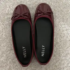 Helt nya vinröda ballerina skor från Nelly. SÅ fina men tyvärr för små för mig😭slutsålda på hemsidan, orginalförpackning finns! Många intresserade så först till kvarn💓
