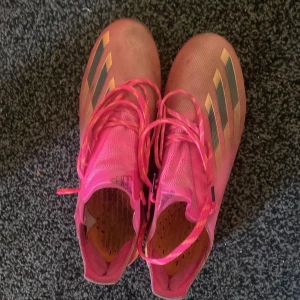 Elite fotbollsskor adidas - Säljer dess för det inte passar mina fötter. Det ör väldigt bra skick på dem bara lite smutsiga men det löser jag innan det fraktas. Dem är elites.