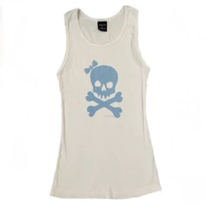 Dödskalle linne - Vitt ribbat linne med en blå dödskalle! Perfekt skick, inga hål eller fläckar. Väldigt stretchig och passar xs-m💕