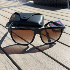 Rayban boyfriend  - Säljer nu ett par populära rayban boy friends. Dunder skick, inga synliga repor. Box och allt följer med. Skriv vid funderingar 🙌