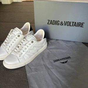 Zadig & Voltaire skor - Använda zadig & voltaire skor i storlek 36. Forfarande bra skick, orginal påse och kartong medföljer.  Nypris: 3 095kr 