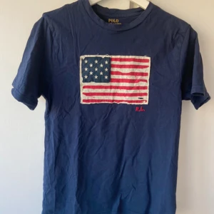 Ralph Lauren Tisha - Säljer denna sköna Raffe tisha i fint skick utan defekter. Storlek L i barnstorlek vilket motsvarar S i vuxenstorlek. Pris ej hugget i sten. Längden på tröjan är 60cm. Hör av er ifall frågor dyker upp! 🤝