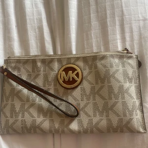 Liten äkta michael kors väska - Säljer denna väskan som nästan aldrig har kommit till användning men som man ser på bild två har märket lite repor, inget man ser på längre avstånd. Skriv vid frågor!