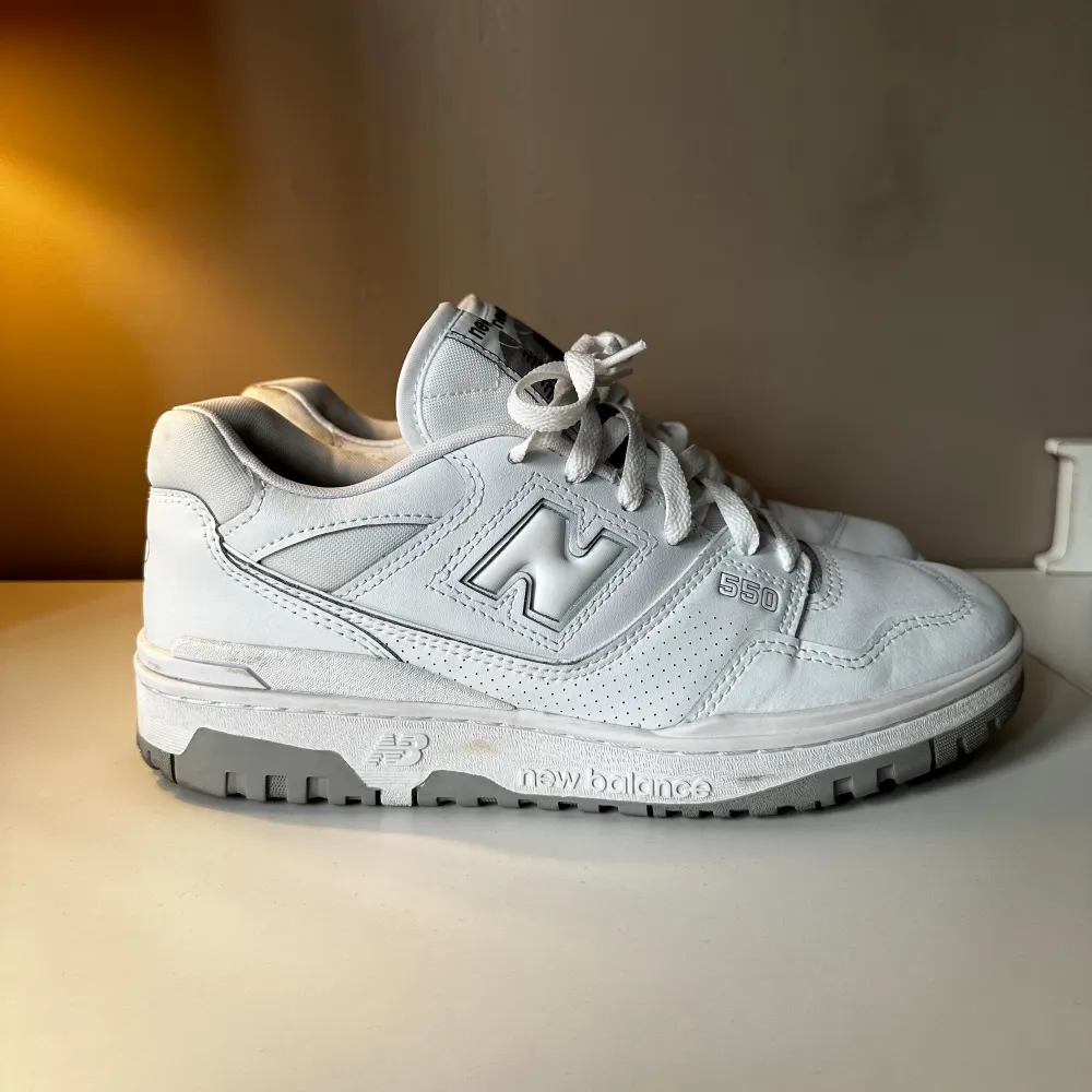 New balance 550 sneakers använda några gånger 8/10 skick.  Köpta från JD sport Ny pris 1200kr. Skor.