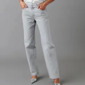 Gråa low straight jeans från Gina Tricot. Säljer för 300!💞