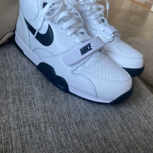 Nike air Trainer 1 - Ja säljer min skor för att dom är för små och jag har använt dom 5 så dom är inte så smutsiga men dom är lite streck där fram Och mit  är det sista priset.