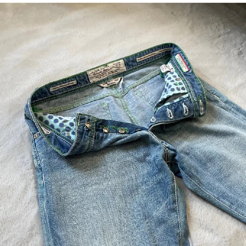 Intressekoll på mina riktigt sköna jeans från Jacob Cohën i storlek 32 och i style 622 även känt som Nick. Skriv vid minsta lilla fundering!. Jeans & Byxor.