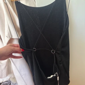 body med öppen rygg - body med öppen rygg från nelly trend, aldrig använd då den är för stor, prislapp sitter kvar