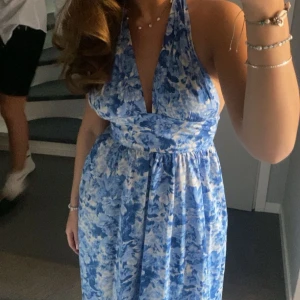 Sommar klänning - Super fin sommarklänning som endast är använd en gång, så i super bra skick! Storlek S. Nypris 629kr! 