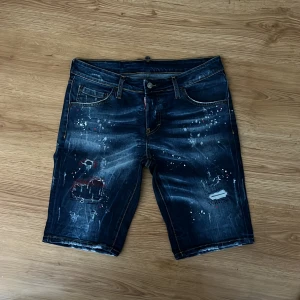 Dsquared Shorts - Säljer nu mina riktigt feta dsq2 shorts i storlek 48, riktigt bra skick inga som helst defekter! Shortsen är äkta och dem är köpta från Vesitaire butiken för ett par år sedan. säljer de för 500 men priset kan givetvis sänkas vid affär! 