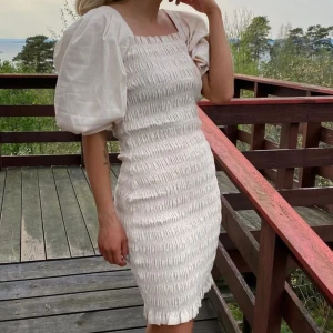 Sommarklänning 🌊 - Så fin somrig klänning från A-view. Perfekt till student eller examen. Stretchig och bekväm! Använd förra sommaren men den har nu blivit för liten för mig, så i nyskick. Nypris: 990 kr. Skriv för fler bilder 💌