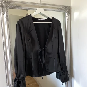 Svart silkes blus  - Svart silkes blus från Nakd. Använd en gång så den är så gott som ny 