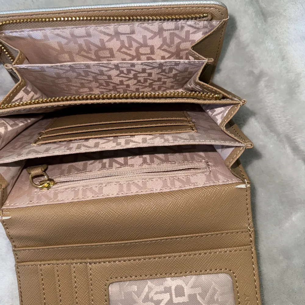 Superfin DKNY plånbok som jag fick av en vän, men kommer tyvärr aldrig till användning. Den har 16 stycken fack/utrymmen. Väldigt mycket man får plats i. . Väskor.