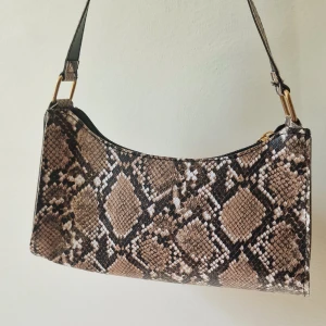 Snake skin Väska  - Fint armväska från shein. Använt 1-2 gånger. Mycket bra skick. Normal pris 60kr. Sälja den för 30kr. 