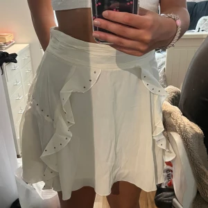 Zara kjol - Säljer denna jättefina kjol från Zara som tyvärr är för stor på mig. Den är i linne liknande tyg med små nitar på. Köpte den förra sommaren för 400kr, men den är helt oanvänd med prislapp kvar💗💗💗