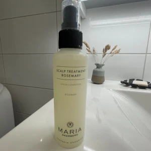 Maria Åkerberg scalp treatment  - Endast provad en gång, men min hud reagerade dåligt på den så säljer den vidare 🫶 nypris är 199 kan sälja för 120