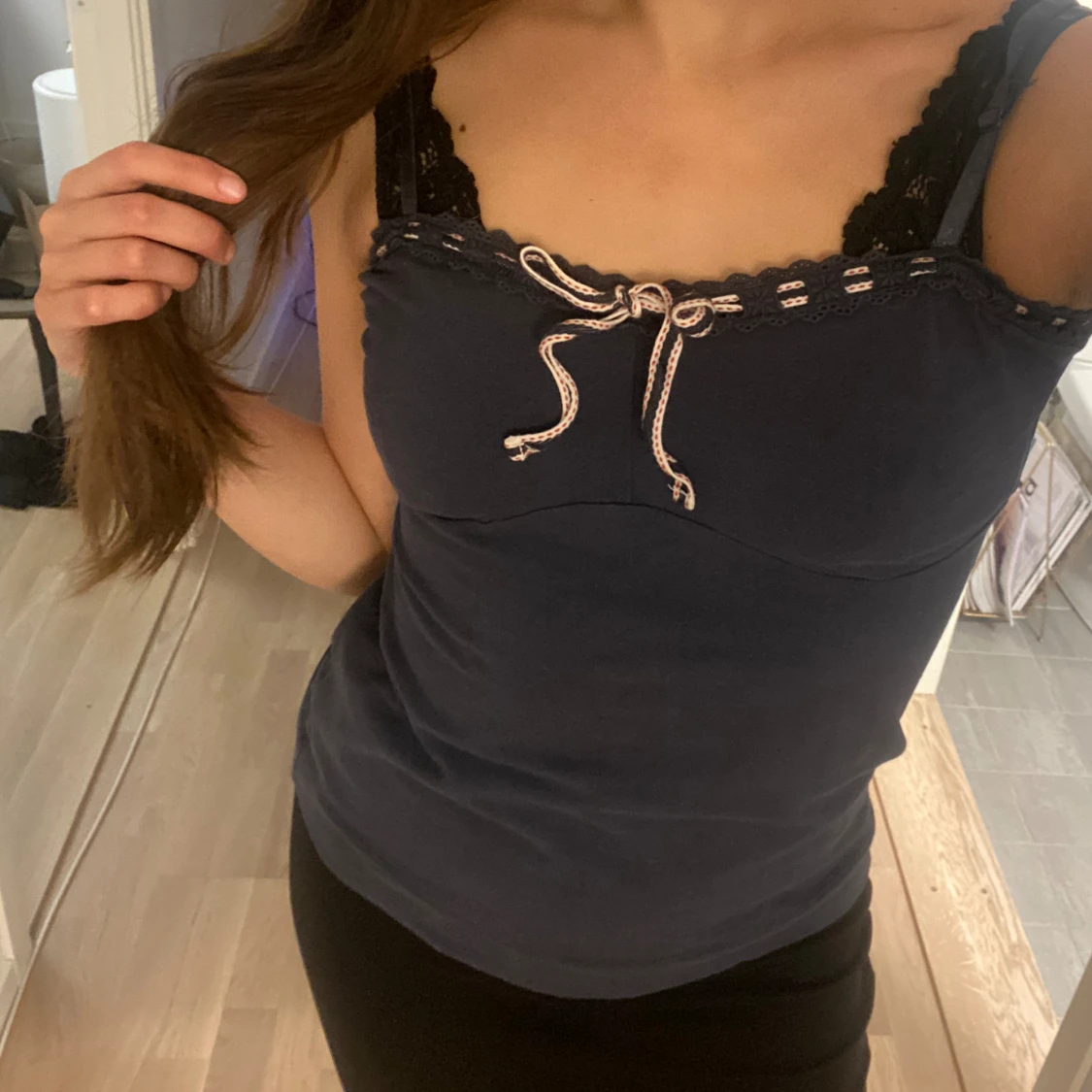 Blått linne med rosett - 2