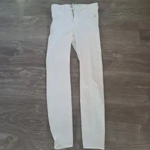 Vita Jeans (Molly) från Gina Tricot strl M. Inga defekter. 