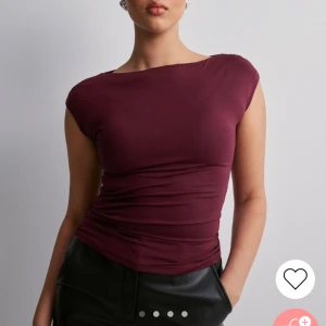 Topp - Snygg vinröd topp från Nelly som jag tyvärr ångra men kunde inte returnera. Använd runt 3 ggr bara och inga defekter💓 Passar till så mycket, fester, till vardags osv💓