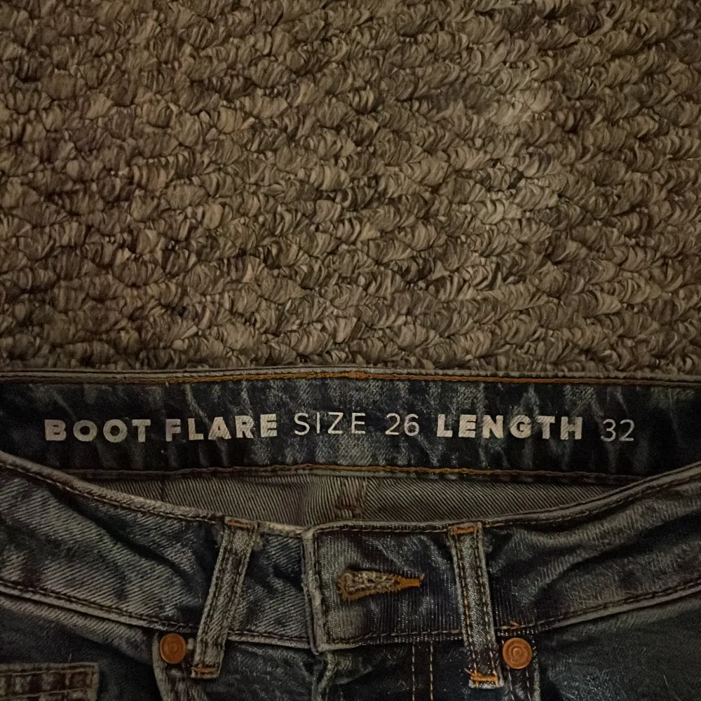 Flare jeans från Bikbok med hög midja :) Strl 26, Längd 32 💗. Jeans & Byxor.